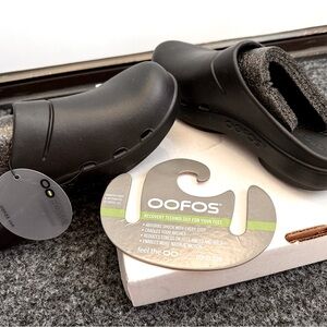 *NWT* black Oofos clogs. Unisex. M5/W7